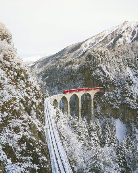 Tren Rojo del Bernina en los Alpes