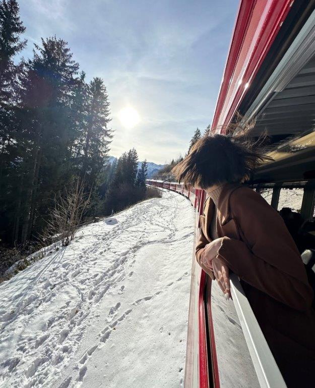 Tren Bernina circulando entre montañas nevadas