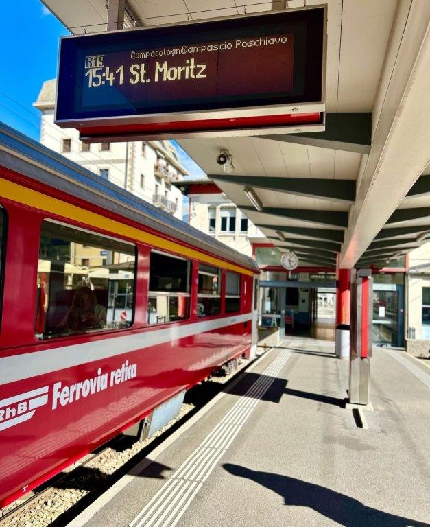 Bernina Express con vagones panorámicos sobre viaducto alpino