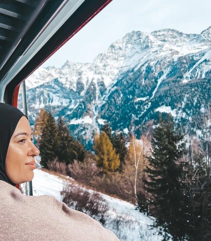 Pasajeros disfrutando del paisaje alpino desde el tren Bernina
