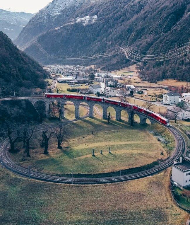 Tren Bernina cruzando el viaducto circular de Brusio