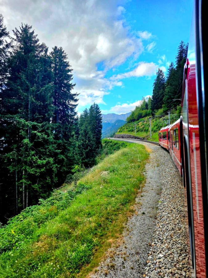 Tren Rojo Bernina recorriendo los Alpes