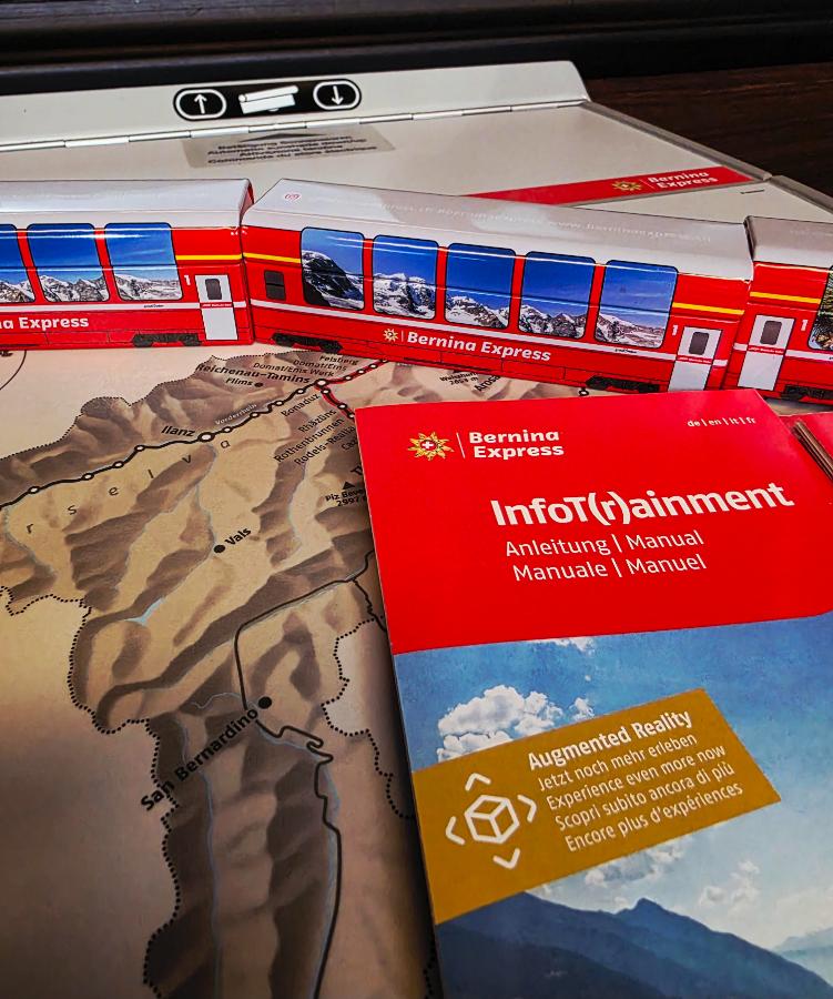 Tren Bernina en una estación alpina