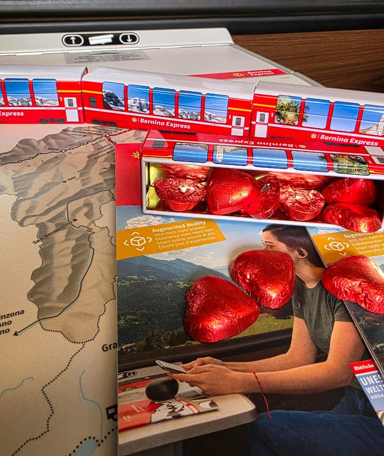 Tren Bernina rojo en los Alpes