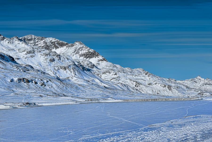 Tren Bernina junto a los lagos alpinos