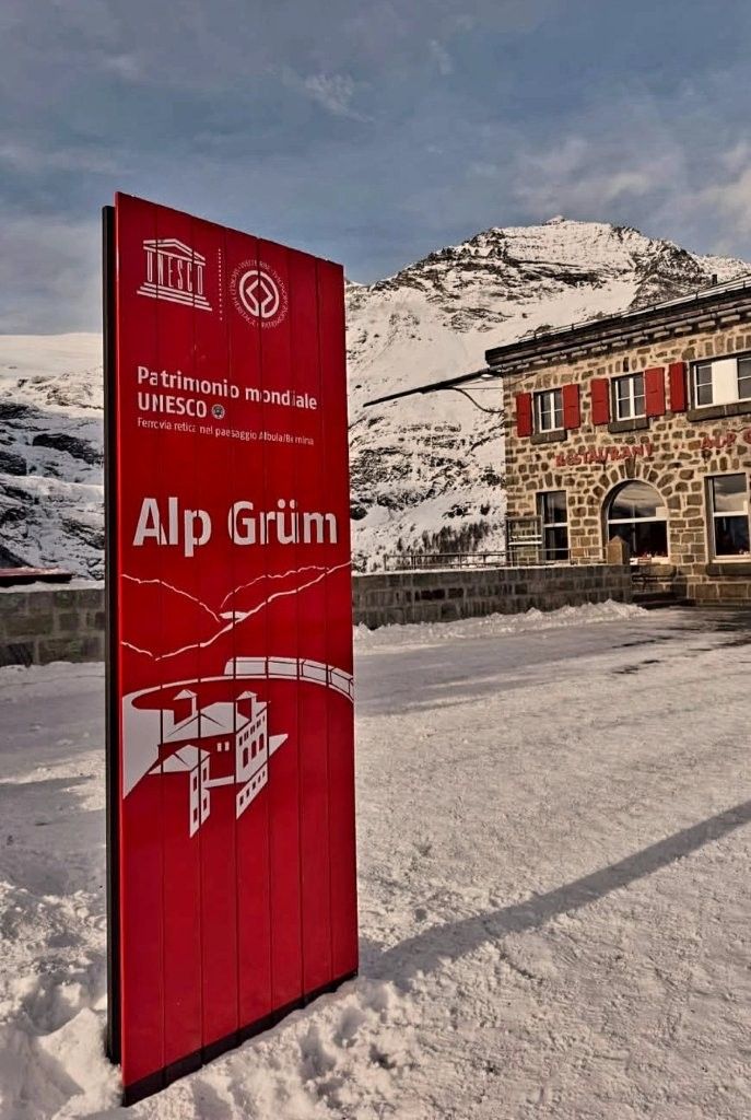 Tren regional rojo de la línea del Bernina