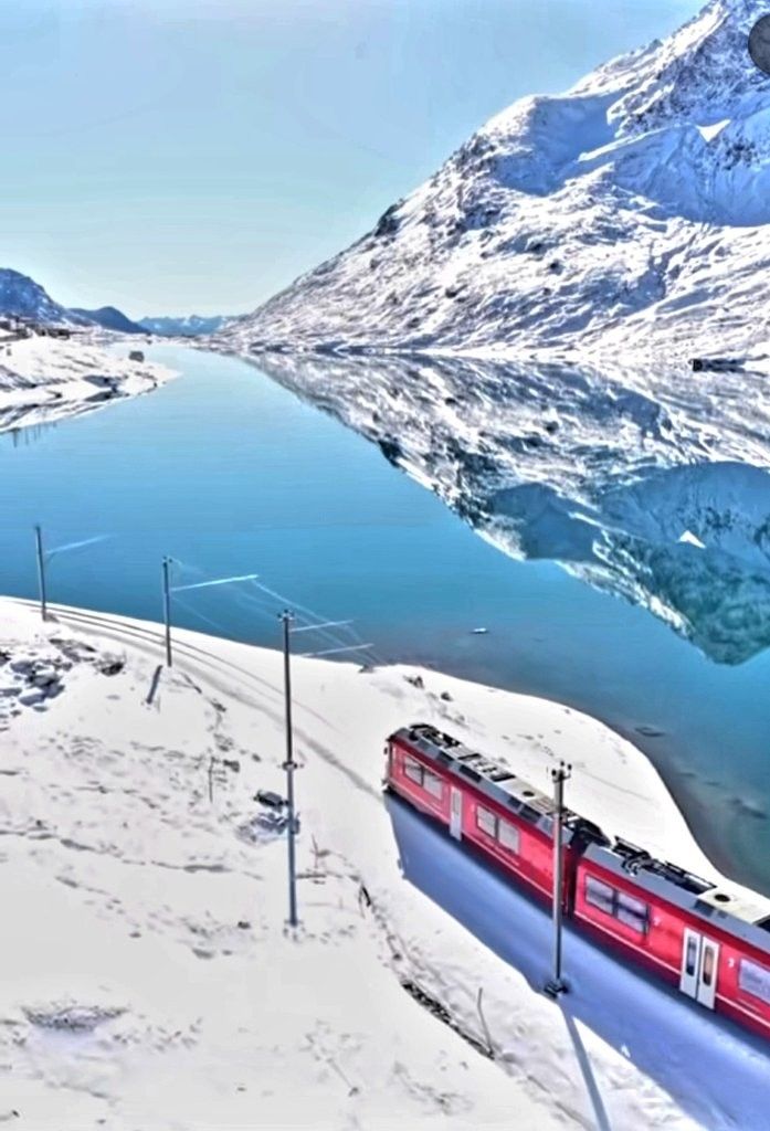 Tren rojo llegando a una estación alpina