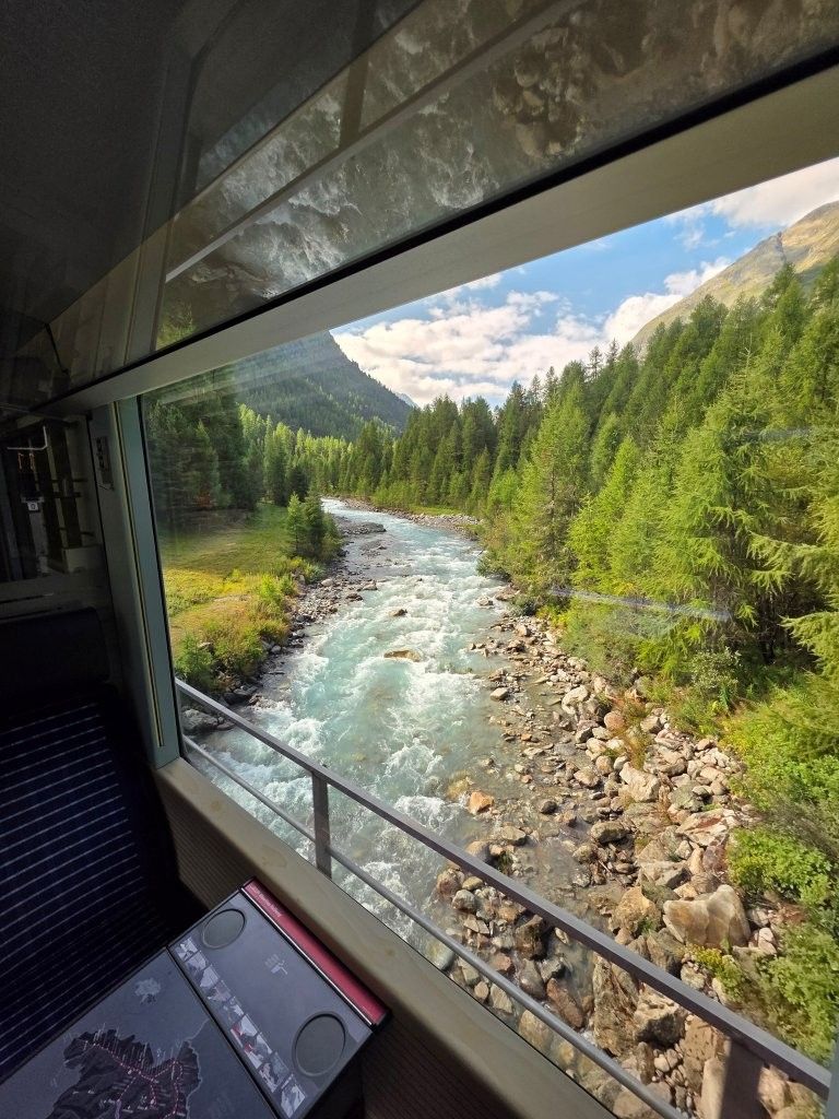 Foto nuestra del Tren Bernina por paisajes alpinos