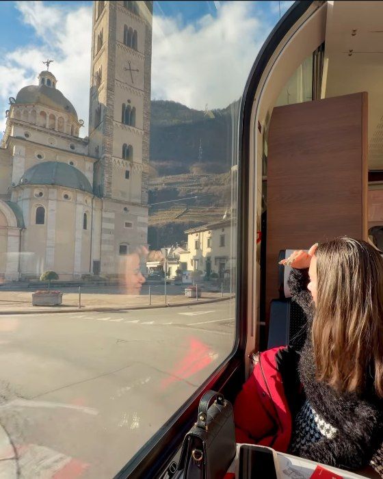 Tren Bernina saliendo de Tirano, con vista de la iglesia local